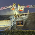 Großeinsatz in Düsseldorf: Feuerwehr bekämpft Dachstuhlbrand in Unterrath