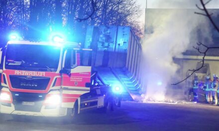 Brand im Papiercontainer vor Düsseldorfer Aldi-Filiale schnell gelöscht