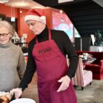 „Weihnachtsessen für Obdachlose: Ein Akt der Nächstenliebe im Kunstcafé Mutter Ey“