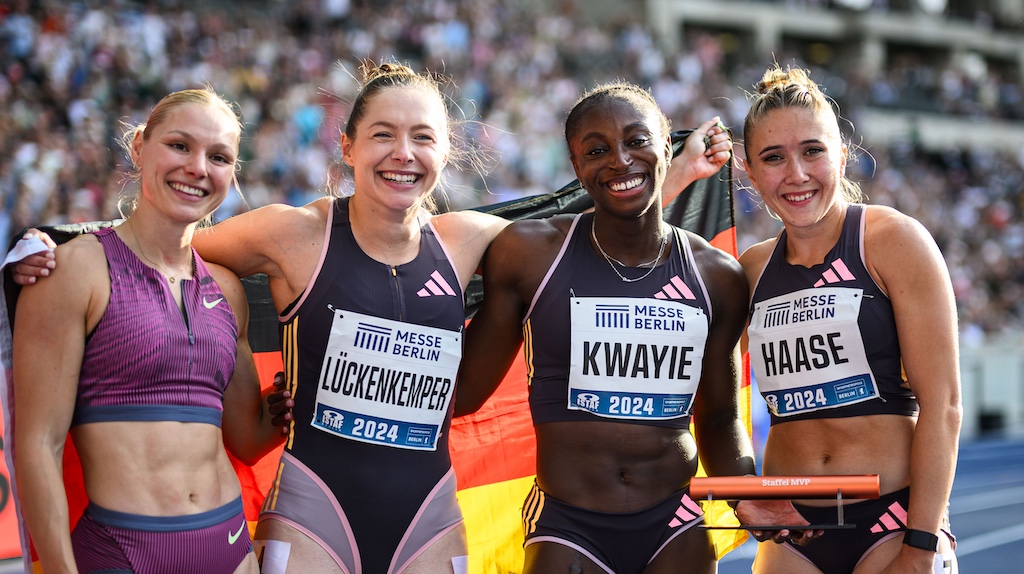 Vier Sprinterinnen der erfolgreichen deutschen Olympia-Staffel  beim ISTAF 2024 im Berliner Olympiastadion (von links): Lisa Mayer, Gina Lückenkemper, Lisa Kwayie, Rebekka Haase. © ISTAF / Lukas Schulze 