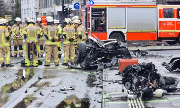 Update zu unserem Artikel von 12:50 Uhr: Schwerer Verkehrsunfall in Golzheim – Feuerwehr befreit Insassen aus PKW, mehrere Verletzte, ein Mensch verstorben