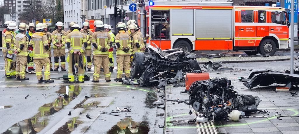 Tödlichen Unfall in Düsseldorf. Gedenkmi nute der Rettungskräfte © Patrick Schüller