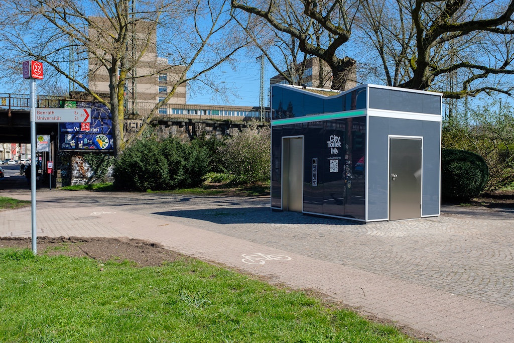 21 neue barrierefreie Modultoilettenanlagen ergänzen die 22 bereits im Jahr 2023 ausgetauschten Toilettenstandorte im Stadtgebiet,(c)Landeshauptstadt Düsseldorf/Uwe Schaffmeister