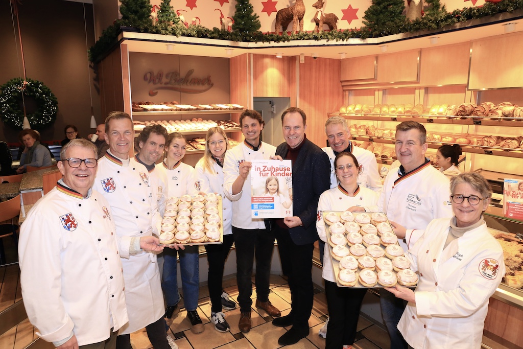 OB Dr. Keller mit den Handwerksbäckern in der Bäckerei Behmer: Gemeinsam wird nach weiteren engagierten Familien, Paaren oder Singles gesucht, die Kindern ein liebevolles Zuhause geben möchten,(c)Landeshauptstadt Düsseldorf/Ingo Lammert