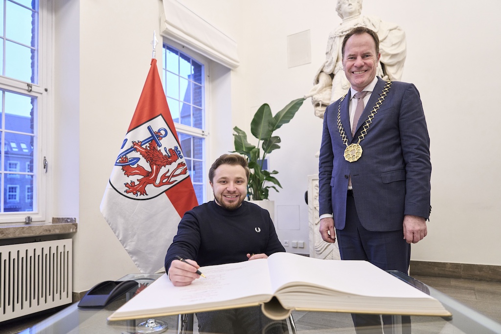 Oberbürgermeister Dr. Stephan Keller hat Valentin Baus im Rathaus empfangen. Dabei trug sich der Silbergewinner der Paralympics 2024 in Paris in das Goldene Buch der Landeshauptstadt ein,(c)Landeshauptstadt Düsseldorf/Claus Langer