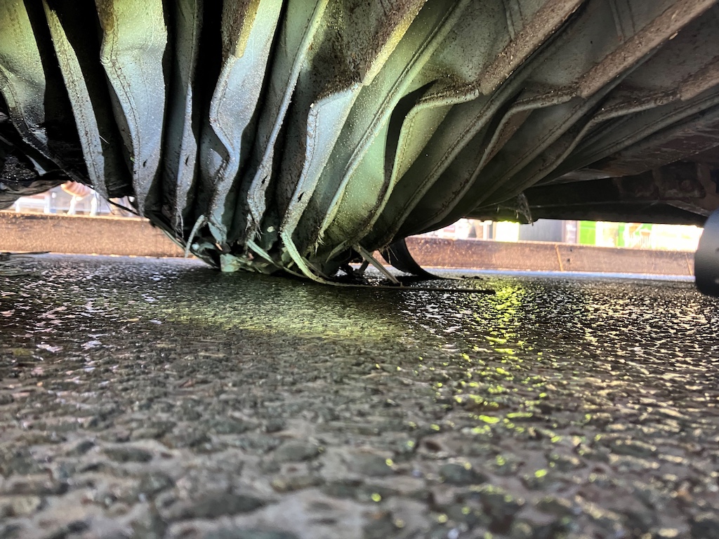 Teile der Gelenkverbindung des Busses hingen herunter und schleiften über den Asphalt,(c)Landeshauptstadt Düsseldorf/Ordnungsamt