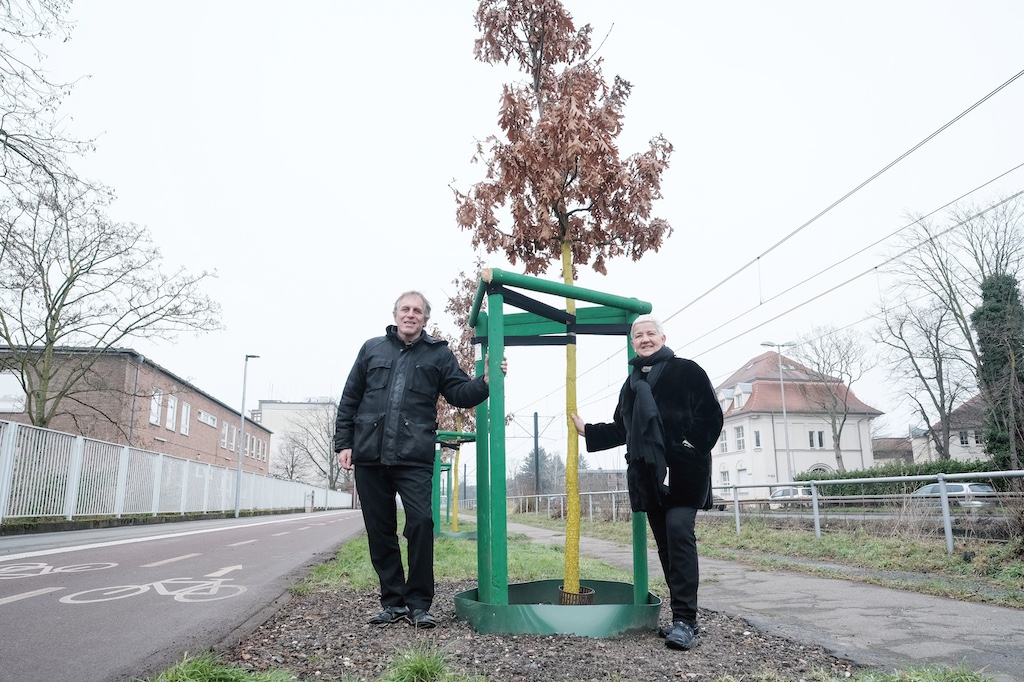 Jochen Kral (l.), Beigeordneter für Mobilität und Umwelt, und Doris Törkel, Leiterin des Garten-, Friedhofs- und Forstamts, haben über die laufende Pflanzsaison informiert und dabei die aktualisierte Düsseldorfer Zukunftsbaumliste vorgestellt,(c)Landeshauptstadt Düsseldorf/Michael Gstettenbauer