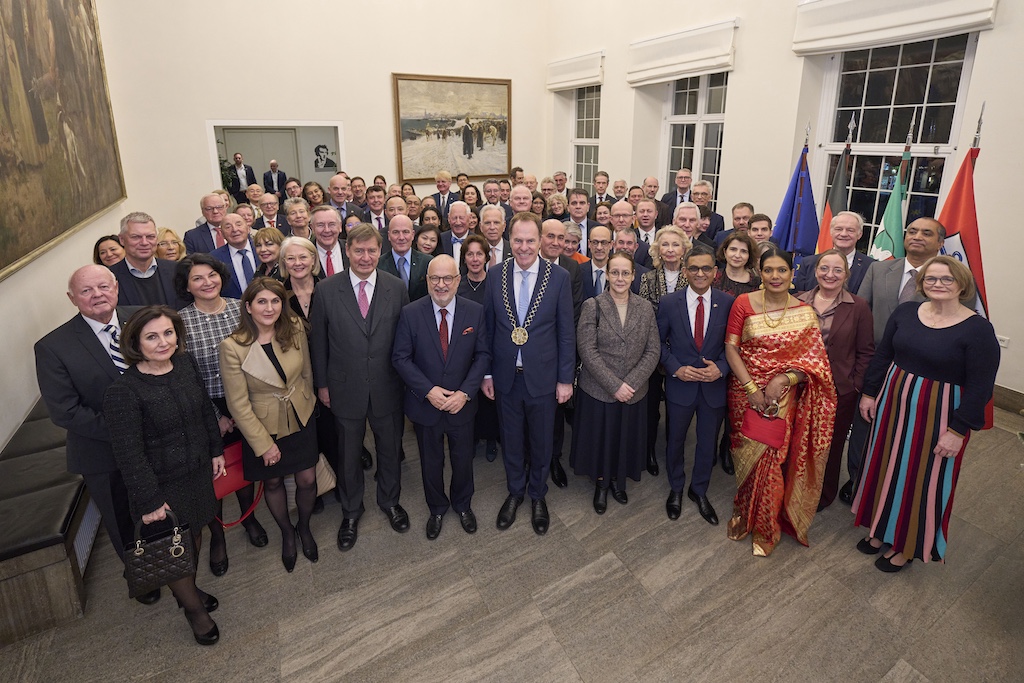 Mehr als 40 Vertreterinnen und Vertreter des Konsularischen Korps sowie ihre Begleitungen kamen am Donnerstag, 23. Januar 2025, zum Neujahrsempfang von Oberbürgermeister Dr. Stephan Keller in das Düsseldorfer Rathaus,(c)Landeshauptstadt Düsseldorf/Claus Langer