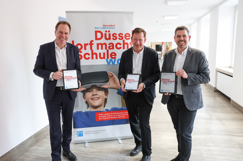 OB Dr. Stephan Keller (v.l.), Stadtdirektor Burkhard Hintzsche und Thomas Schwindowski, stellvertretender Leiter des Amtes für Schule und Bildung, haben die Inhalte des Medienentwicklungsplans 2.0 für Düsseldorfer Schulen im Rathaus vorgestellt,(c)Landeshauptstadt Düsseldorf/Melanie Zanin