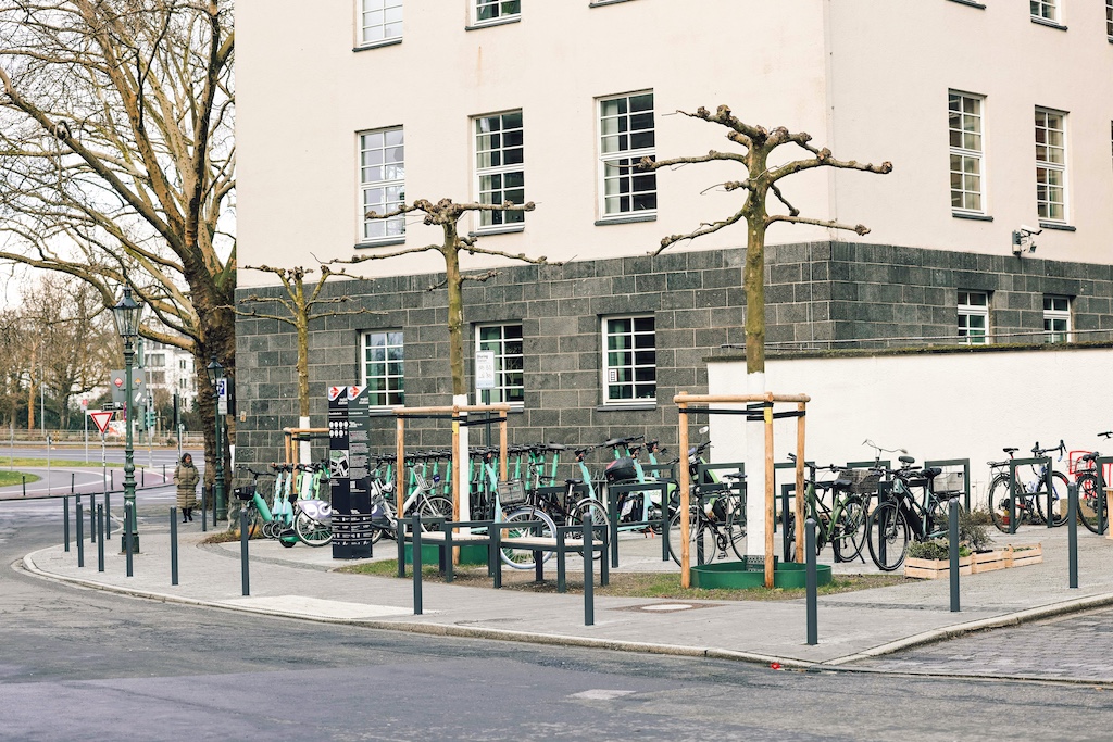 Direkt gegenüber dem Eingang der Kunstakademie ist eine Mobilitätsstation errichtet worden,(c)Connected Mobility Düsseldorf/Daria Henken