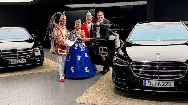 Fahrzeugübergabe an Düsseldorfer Prinzenpaar: Mercedes-Benz unterstützt die närrische Session