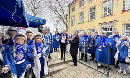 Prinzengarde Blau-Weiss eröffnet Feldlager mit Gottes Segen und Konfetti