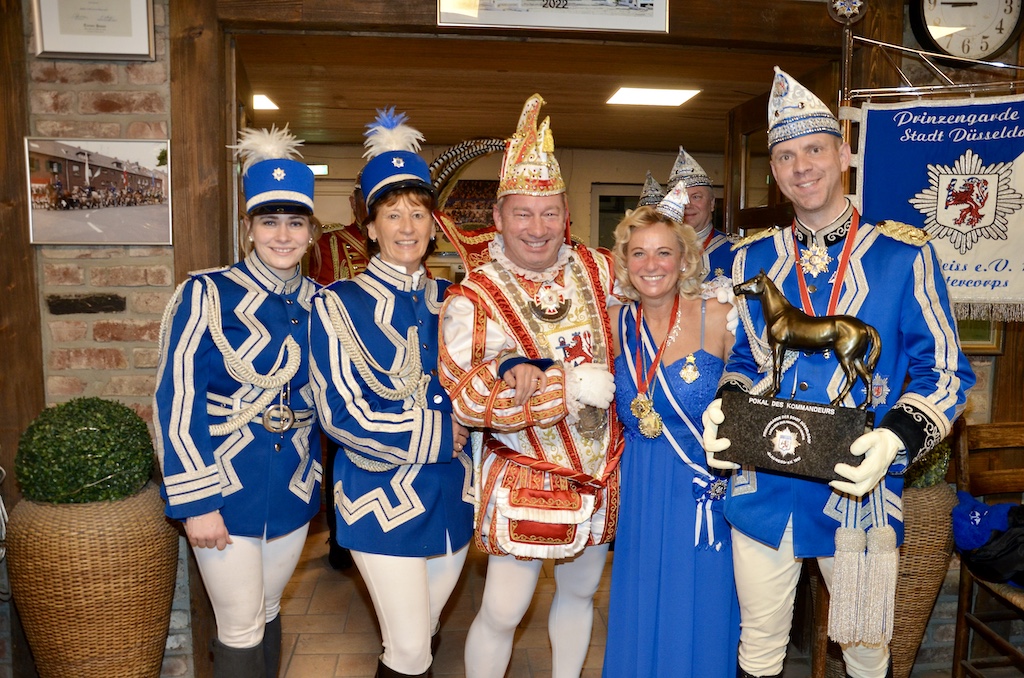 Pokalübergabe mit Prinz Andreas I. und Venetia Evelyn durch den stellv.Kommandeur Mark Daus (re.) sowie der stellv. Rittmeisterin Melissa Scherer (li.)
an Wiebke Schmitz-Resthöft. Foto: HPS