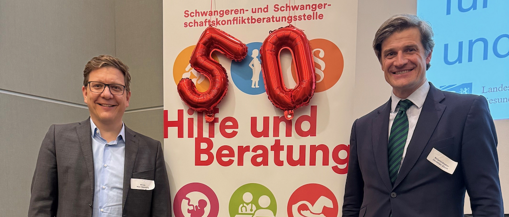 Wirtschaftsdezernent Christian Zaum (r.) mit Gesundheitsamtsleiter PD Dr. Max Skorning bei der Jubiläumsveranstaltung der Schwangerschafts- und Schwangerschaftskonfliktberatung,(c)Gesundheitsamt