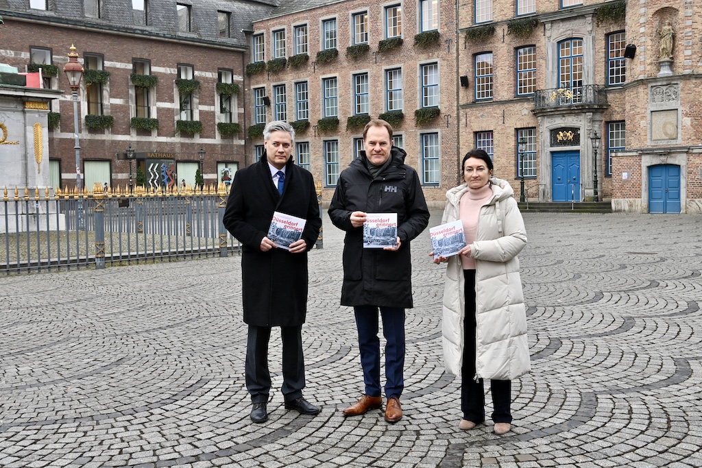 OB Dr. Stephan Keller (M.), Miriam Koch, Beigeordnete für Kultur und Integration, und Dr. Bastian Fleermann, Leiter der Mahn- und Gedenkstätte, stellten das Programm zu "Düsseldorf erinnert – 80 Jahre Befreiung und Kriegsende" vor © Lokalbüro