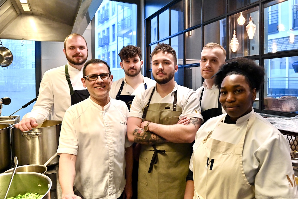 Das Team vom Mbassy Lifestyle Vorne von l.Rick Gonzalez ( Chef Consultant) Lennard Krahm-Bosch (Mbassy Küchenchef) Marcel Wählen Jutta Mbaki Hintere Reihe von l. Maximilian Griese Peter Barikin © Lokalbüro