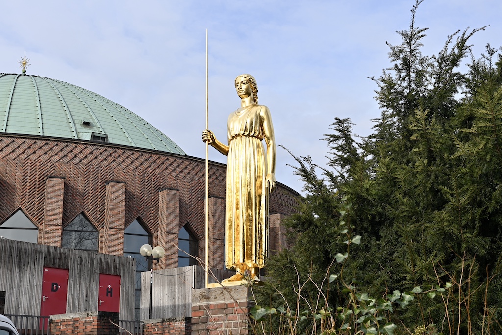 Die Pallas Athene wacht wieder am Aufgang zur Brückenrampe der Oberkasseler Brücke. Die Statue wurde am Freitag, 31. Januar 2025, an ihrem vorherigen Standort montiert,© Lokalbüro