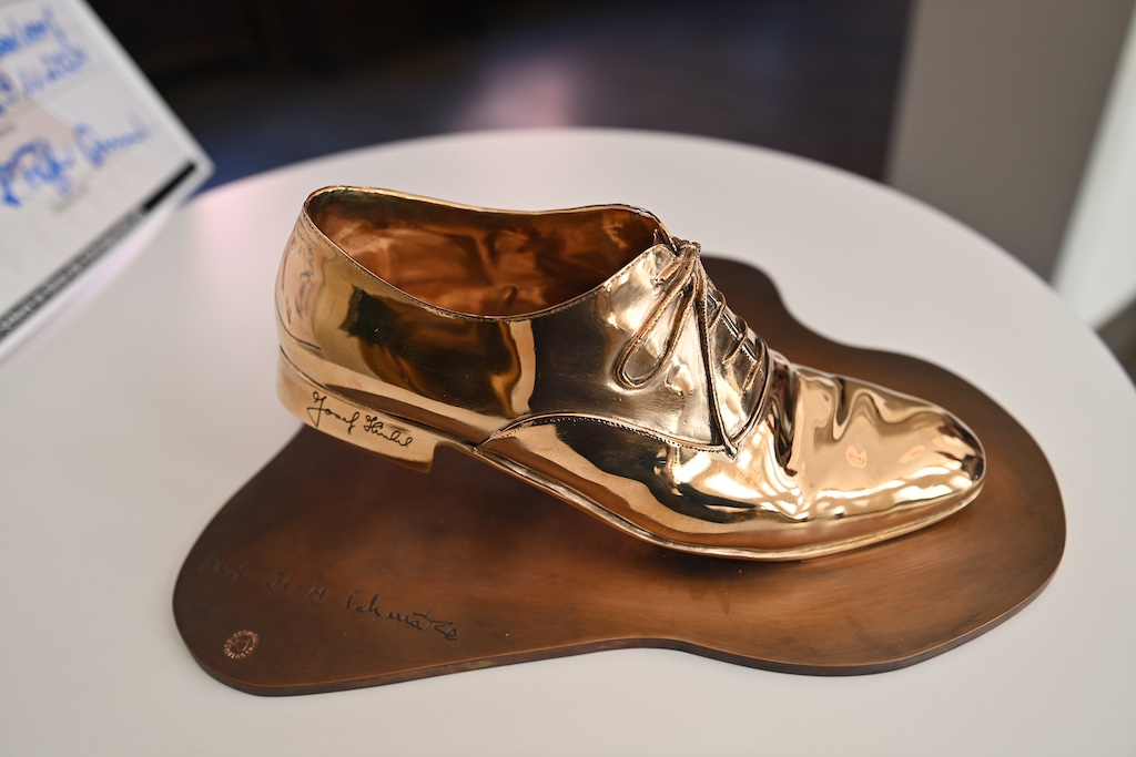 Der Goldene Lackschuh der Weissfräcke © Lokalbüro