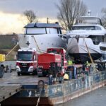 die größte Yacht der boot 2025, die Sanlorenzo SP92, 27,95 Meter lang und 105 Tonnen schwer, abgeladen. Sie kostet ca. 9,7 Millionen