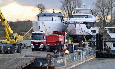 die größte Yacht der boot 2025, die Sanlorenzo SP92, 27,95 Meter lang und 105 Tonnen schwer, abgeladen. Sie kostet ca. 9,7 Millionen