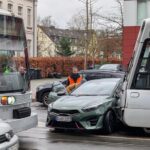 Auto kollidiert mit Straßenbahn – Zwei Verletzte in Düsseldorf