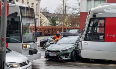 Auto kollidiert mit Straßenbahn – Zwei Verletzte in Düsseldorf