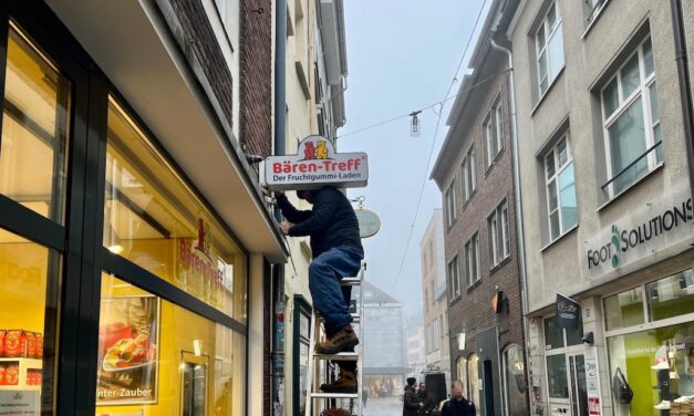 Endlich sichtbar: Werbereklame für den Bären-Treff montiert