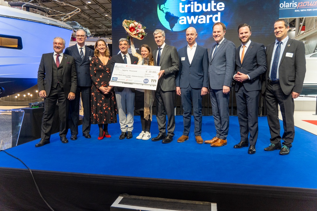 Ambiente Europeo gewinnt mit dem Projekt SeaLabs den ocean tribute Award 2025 Petros Michelidakis, Wolfram Diener, Dee Cafferi, Olivier Wenden, Luise Wagner, Professor Dr. Alexander Liegl, Hans-Peter Walpurgis, Dr. Stephan Keller, Marius Berlemann, Frank Schweikert ©Messe Düsseldorf/ctillmann