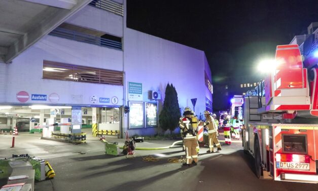 Feuerwehreinsatz in Düsseldorfer Parkhaus sorgt für Verkehrsbehinderungen