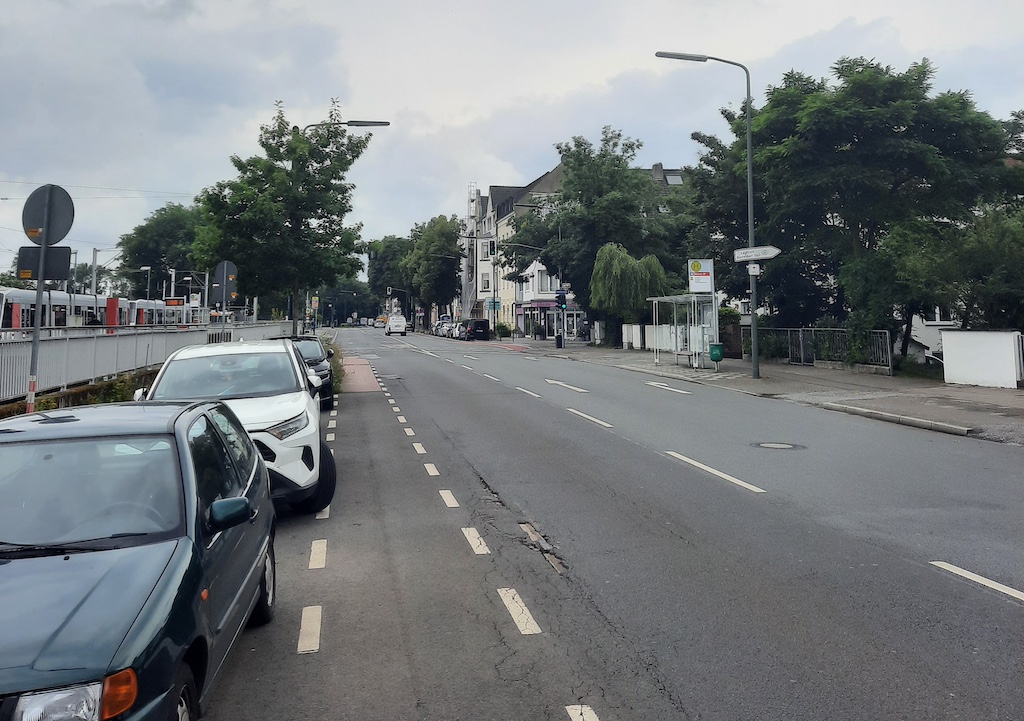 Die Fahrbahn der Hildener Straße und auch der Geh- und Radweg sind in die Jahre gekommen und müssen saniert werden. Baustart ist am Montag, 17. Februar,(c)Landeshauptstadt Düsseldorf, Amt für Verkehrsmanagement