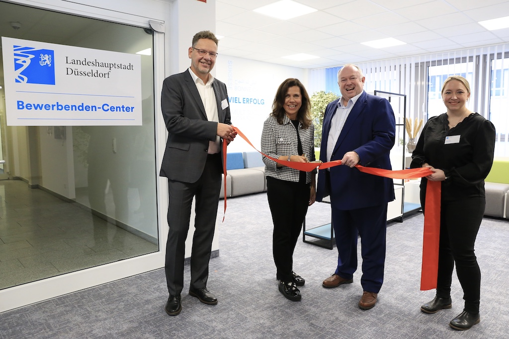 Personaldezernent Olaf Wagner (2.v.r) und Bettina Mötting (2.v.l), Leiterin Hauptamt, eröffneten die neuen Flächen des Bewerbenden-Centers. Ulf Fischer, 1. stellv. Leiter Hauptamt, und Melanie Bayer, Leiterin Bewerbenden-Center, waren auch mit dabei,(c)Landeshauptstadt Düsseldorf/Ingo Lammert