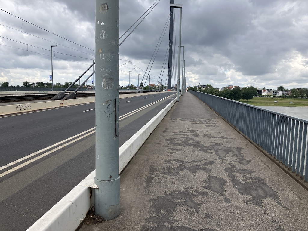 Der Ist-Zustand auf der Oberkasseler Brücke: Die Geländer dort sind inzwischen fast 50 Jahre alt und sollen ab Mitte 2025 im Hinblick auf die Sicherheit optimiert werden,(c)Landeshauptstadt Düsseldorf, Amt für Brücken-, Tunnel- und Stadtbahnbau