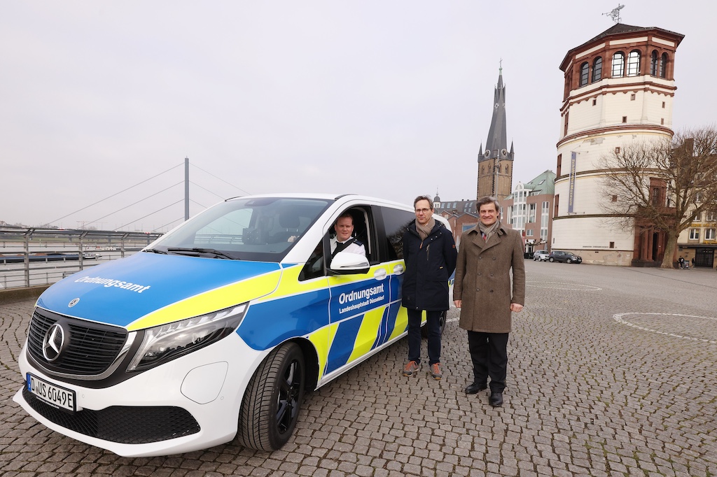 Ordnungsdezernent Christian Zaum, Ordnungsamtsleiter Dr. Sebastian Veelken und René Griesbach von der Abteilung Außendienste mit dem neuen Mercedes E-Van,(c)Landeshauptstadt Düsseldorf/David Young