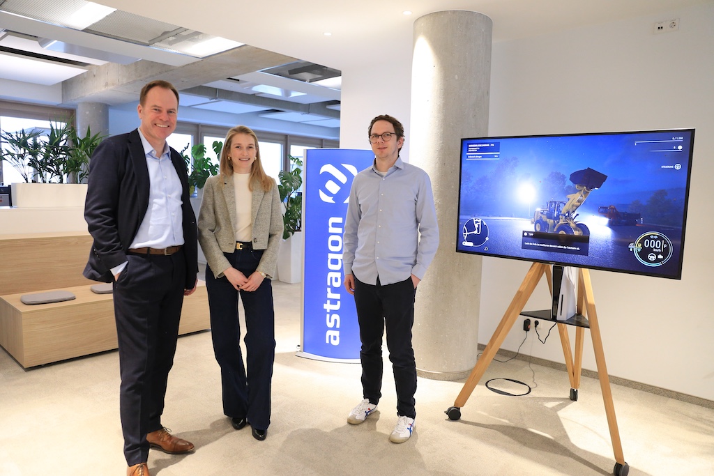 Oberbürgermeister Dr. Stephan Keller (l.) beim Unternehmensbesuch bei "astragon Entertainment GmbH" am Mittwoch, 5. Februar 2025, mit den Geschäftsführern Julia Pfiffer und Tim Schmitz,(c)Landeshauptstadt Düsseldorf/Ingo Lammert