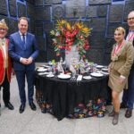 00 Jahre Karneval in Porzellan: Festtafel im Rathaus-Foyer