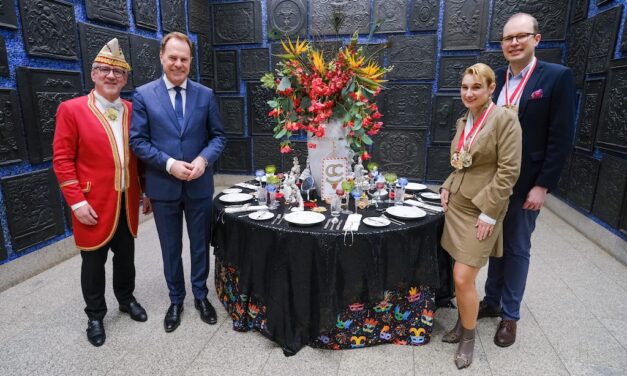 00 Jahre Karneval in Porzellan: Festtafel im Rathaus-Foyer