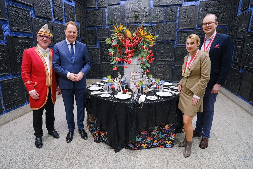 Lothar Hörning, Dr. Stephan Keller, Dr. Daniela Antonin und Dr. Wilko Beckmann (v.l.) neben der karnevalistisch dekorierten Festtafel im Rathaus,(c)Landeshauptstadt Düsseldorf/Michael Gstettenbauer