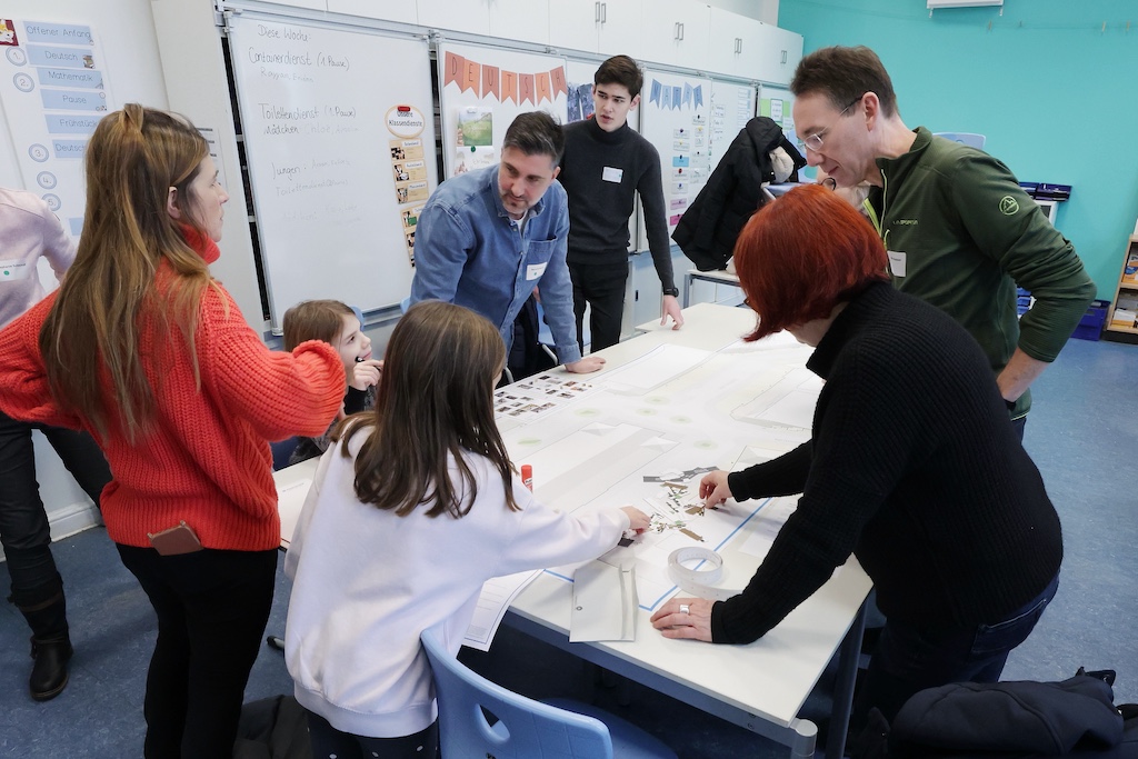 Mit Anwohnern, Mitgliedern der Kirchengemeinde und Vertretern der Paulusschule wurde bei einem Gestaltungsworkshop überlegt, wie die Nachbarschaftszone Paulusplatz aussehen könnte,(c)Landeshauptstadt Düsseldorf, David Young