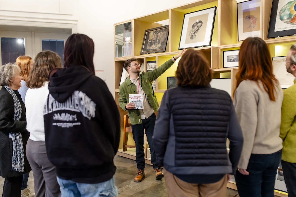 Der Institutsleiter Sascha Förster nimmt am 16. Februar 2025 Interessierte mit auf eine Führung durch das Hofgartenhaus,(c)Landeshauptstadt Düsseldorf/Theatermuseum