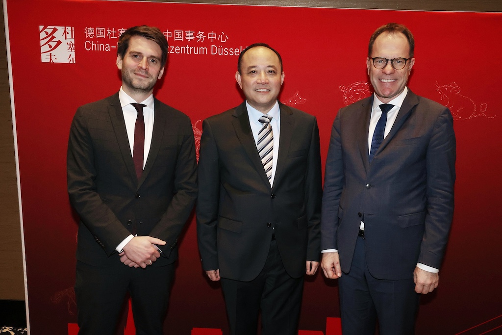 V.r.: Oberbürgermeister Dr. Stephan Keller, Haitao Chang, stellvertretender Generalkonsul der Volksrepublik China in Düsseldorf, und Paul Höller, Staatssekretär im Ministerium für Wirtschaft, Industrie, Klimaschutz und Energie des Landes NRW,(c)Landeshauptstadt Düsseldorf/David Young