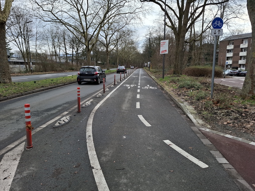 Der Radweg vom Strandbad Lörick in Richtung Parkplatz wurde auf fast 400 Metern modernisiert und sorgt dort nun für eine sichere und komfortable Verbindung,(c)Landeshauptstadt Düsseldorf, Amt für Verkehrsmanagement