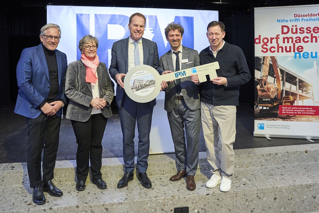 Bei der offiziellen Schlüsselübergabe (v.l.): IPM-Geschäftsführer Heinrich Labbert, Dagmar Wandt, Leiterin des Amtes für Schule und Bildung, OB Dr. Stephan Keller, Schulleiter Robert Sabelberg und Stadtdirektor Burkhard Hintzsche,(c)Landeshauptstadt Düsseldorf/Claus Langer