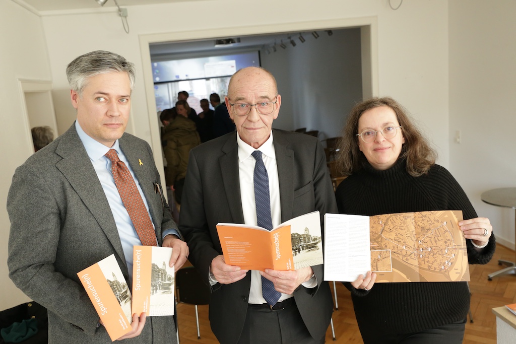 Bezirksbürgermeister Rolf Tups (M.), Hildegard Jakobs und Dr. Bastian Fleermann von der Mahn- und Gedenkstätte stellten das Buch in den Räumen des Verkehrs- und Verschönerungsvereins für das linksrheinische Düsseldorf in Niederkassel vor,(c)Landeshauptstadt Düsseldorf/Ingo Lammert