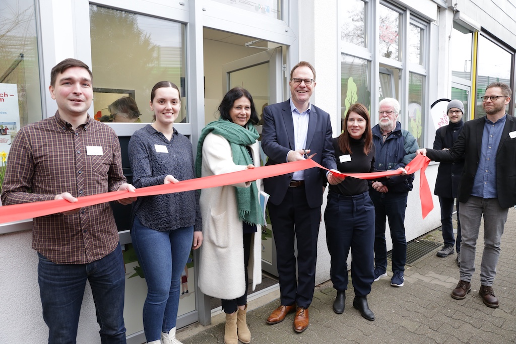 Oberbürgermeister Dr. Stephan Keller und Beigeordnete Cornelia Zuschke haben am Montag, 24. Februar 2025, das Quartiersbüro in Rath/Mörsenbroich eröffnet und an das Quartiersteam übergeben,(c)Landeshauptstadt Düsseldorf/Ingo Lammert