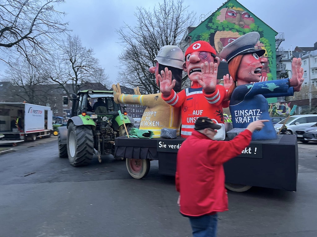 Der spannende Augenblick, wenn die Mottowagen am Rosenmontag ab 7 Uhr die Wagenbauhalle verließen. Die ganze Presse war versammelt, um den ersten Blick auf die Wagen zu erhaschen und live zu berichten.