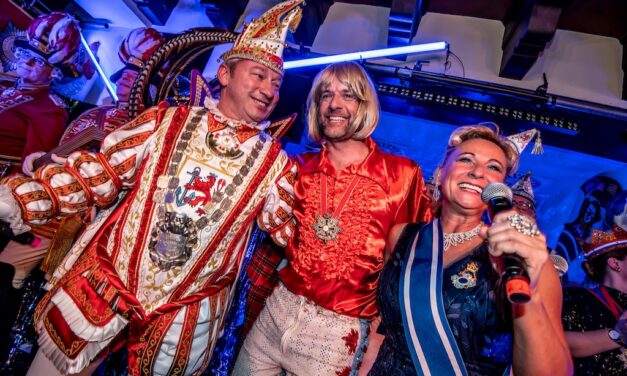 Blau-Weiss-Brauhausparty seit 13 Jahren Kult: Ex-Prinz Simon Lindecke begeistert als ABBA-Benny