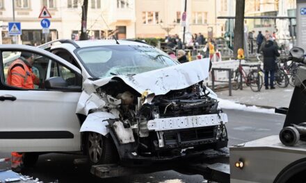 Schwerer Verkehrsunfall in der Düsseldorfer Innenstadt: Fahrer aus PKW befreit