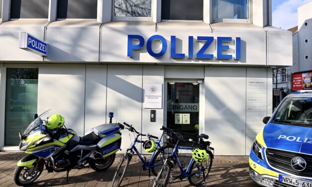 Friedrichstadt – Bewaffneter Raub auf Kiosk – Täter flüchtet mit Beute – Polizei sucht Zeugen
