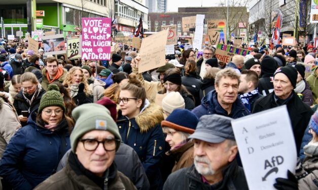 Tausende demonstrieren gegen Rechts in Düsseldorf – vereinzelt Zwischenfälle