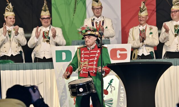 Närrische Reifeprüfung mit Bravour bestanden: Innenminister Herbert Reul begeistert bei der Prunksitzung der Weissfräcke!